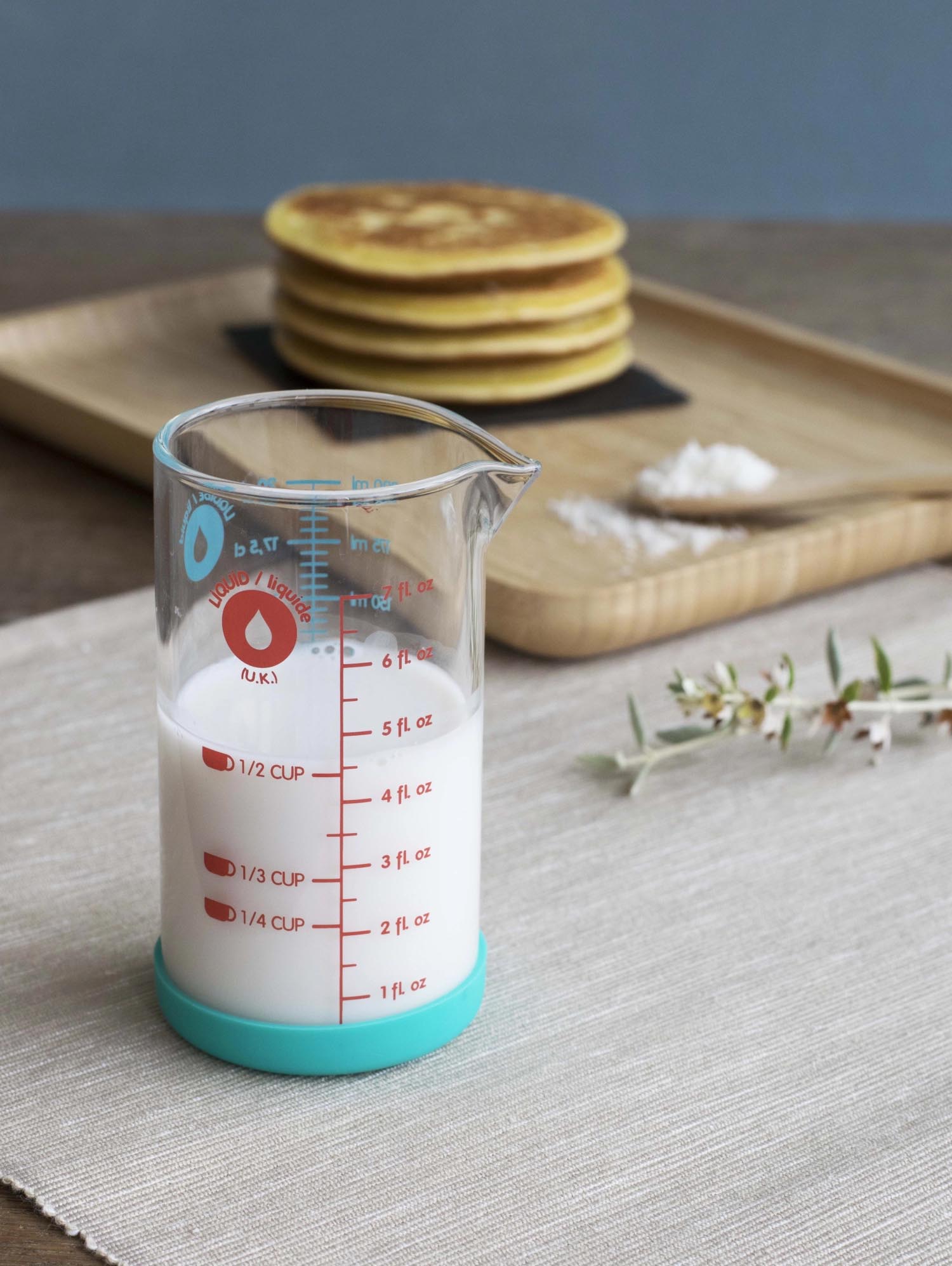 Praktischer 200ml Messbecher von Pebbly mit rutschfestem Silikonboden in Blau, ideal für präzises Abmessen in der Küche.