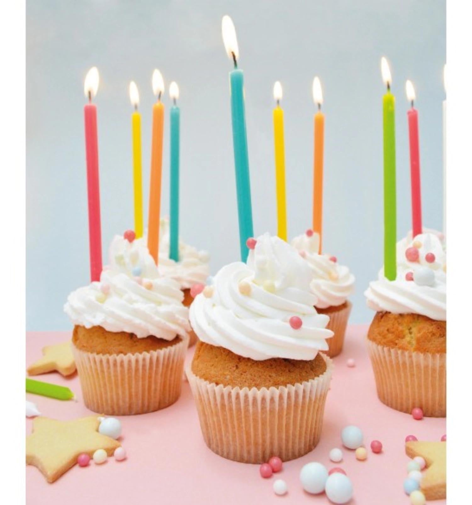 Farbenfrohes Set aus 12 langen Kerzen (12 cm) von Scrap Cooking, ideal für Feiern, erhältlich bei Migros Do It.