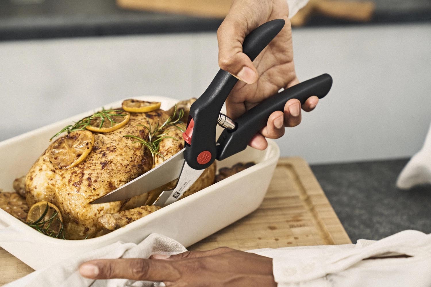 Geflügelschere von Zwilling, 25 cm, schwarz, ergonomisch geformt, robust, langlebig, ideal für präzises Schneiden von Geflügel.