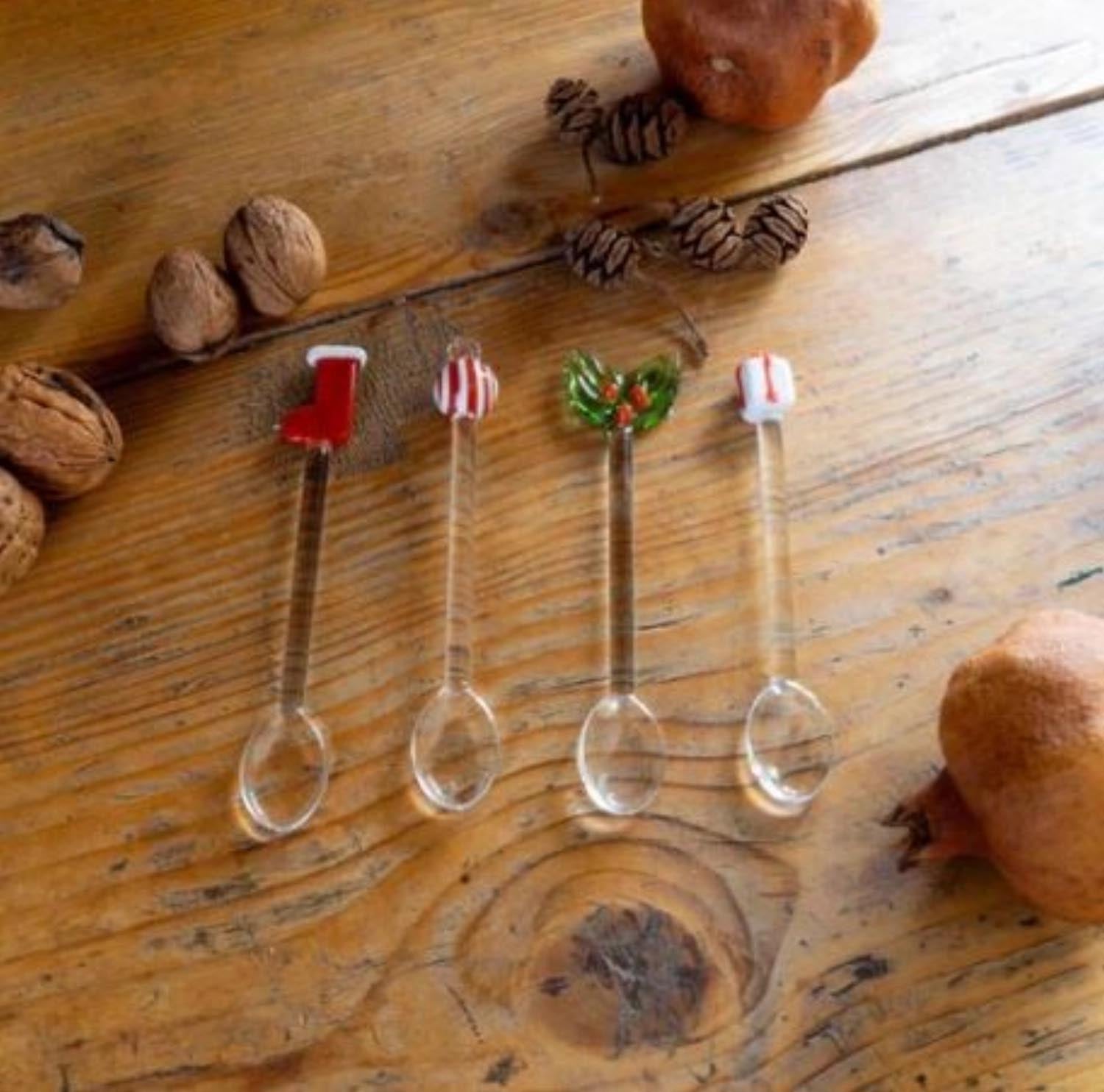 Elegantes 4er Set Teelöffel aus Glas mit festlichen Weihnachtsmotiven, ideal für die Weihnachtszeit und als stilvolles Geschenk.