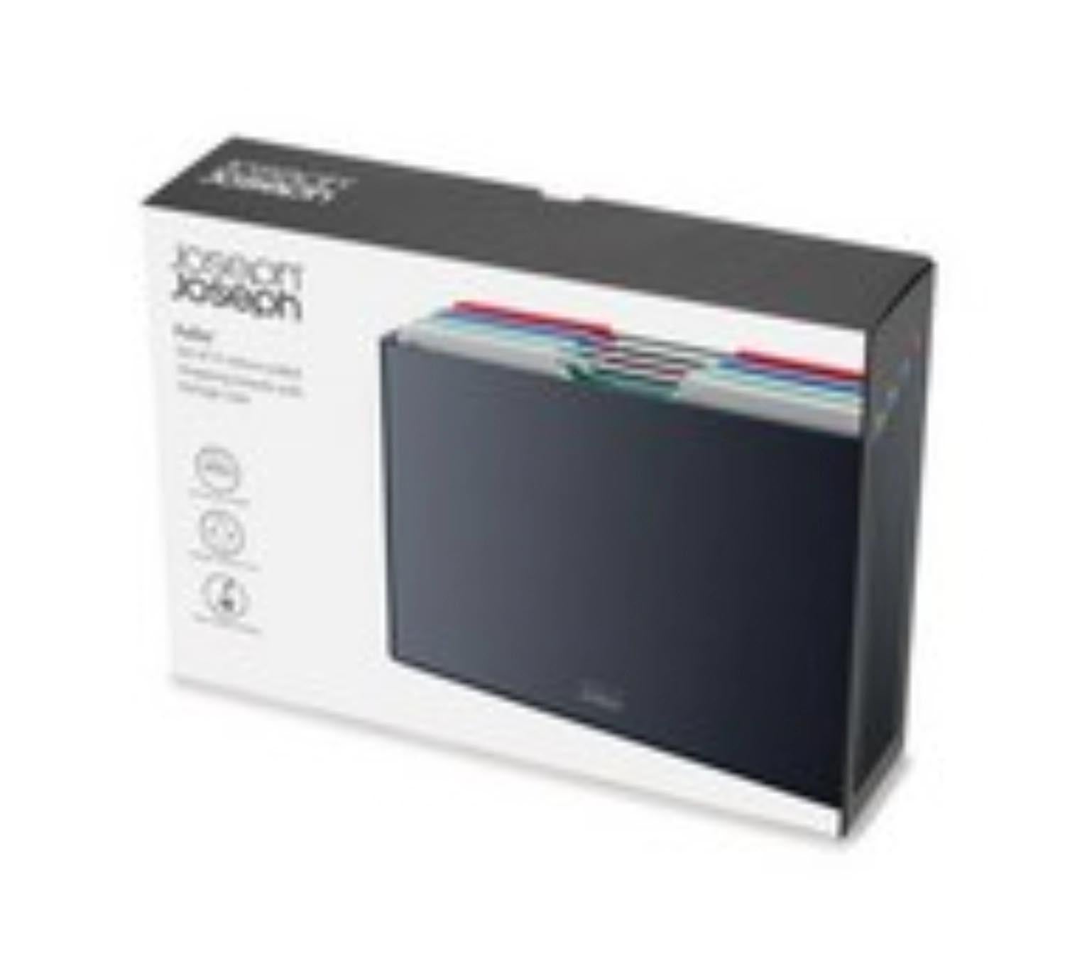 Praktisches 4-teiliges Schneidebrett-Set von Joseph Joseph in Graphit/Coast für hygienisches und organisiertes Arbeiten in der Küche.