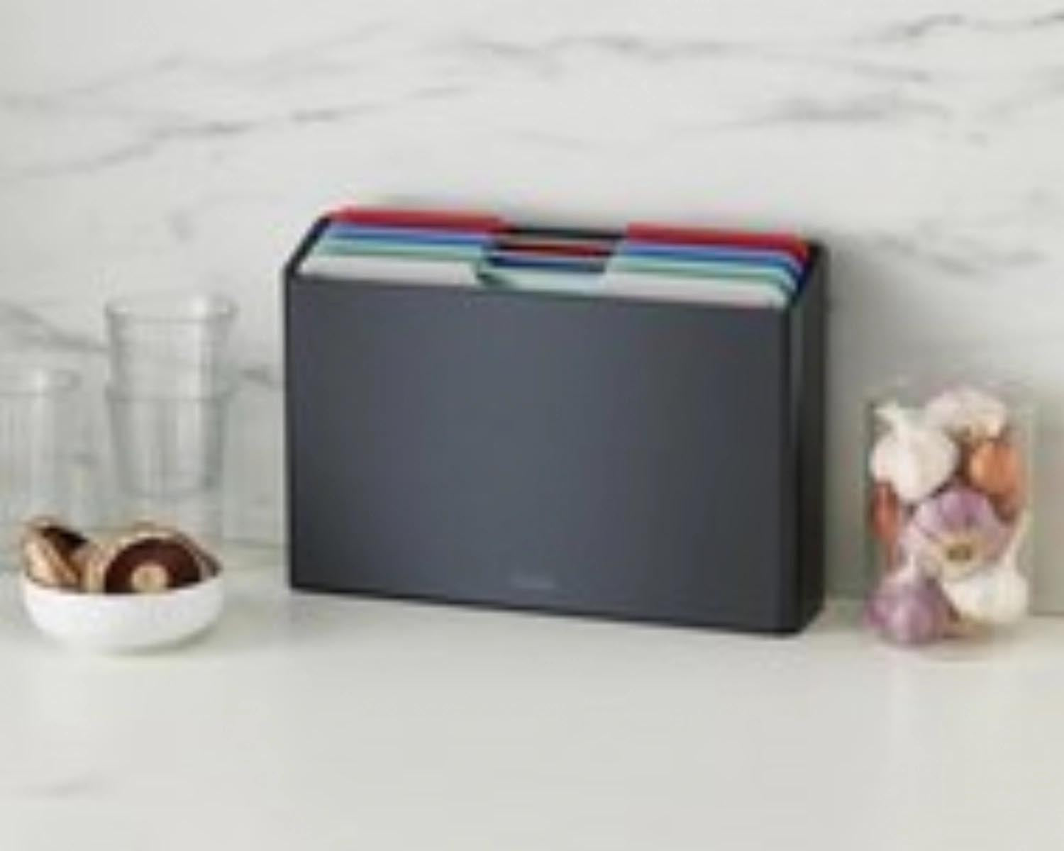 4-teiliges Schneidebrett-Set von Joseph Joseph in Graphit/Coast, ideal für hygienisches und organisiertes Arbeiten in der Küche.