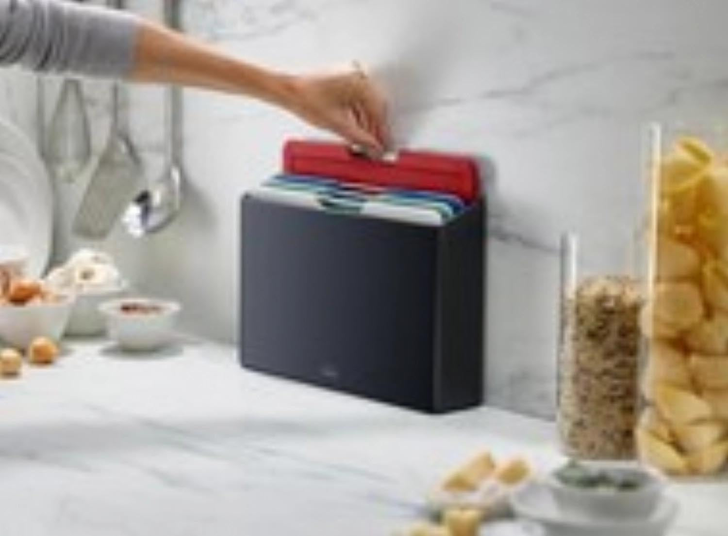 Praktisches 4-teiliges Schneidebrett-Set von Joseph Joseph in Graphit/Coast, perfekt für sauberes und organisiertes Arbeiten in der Küche.