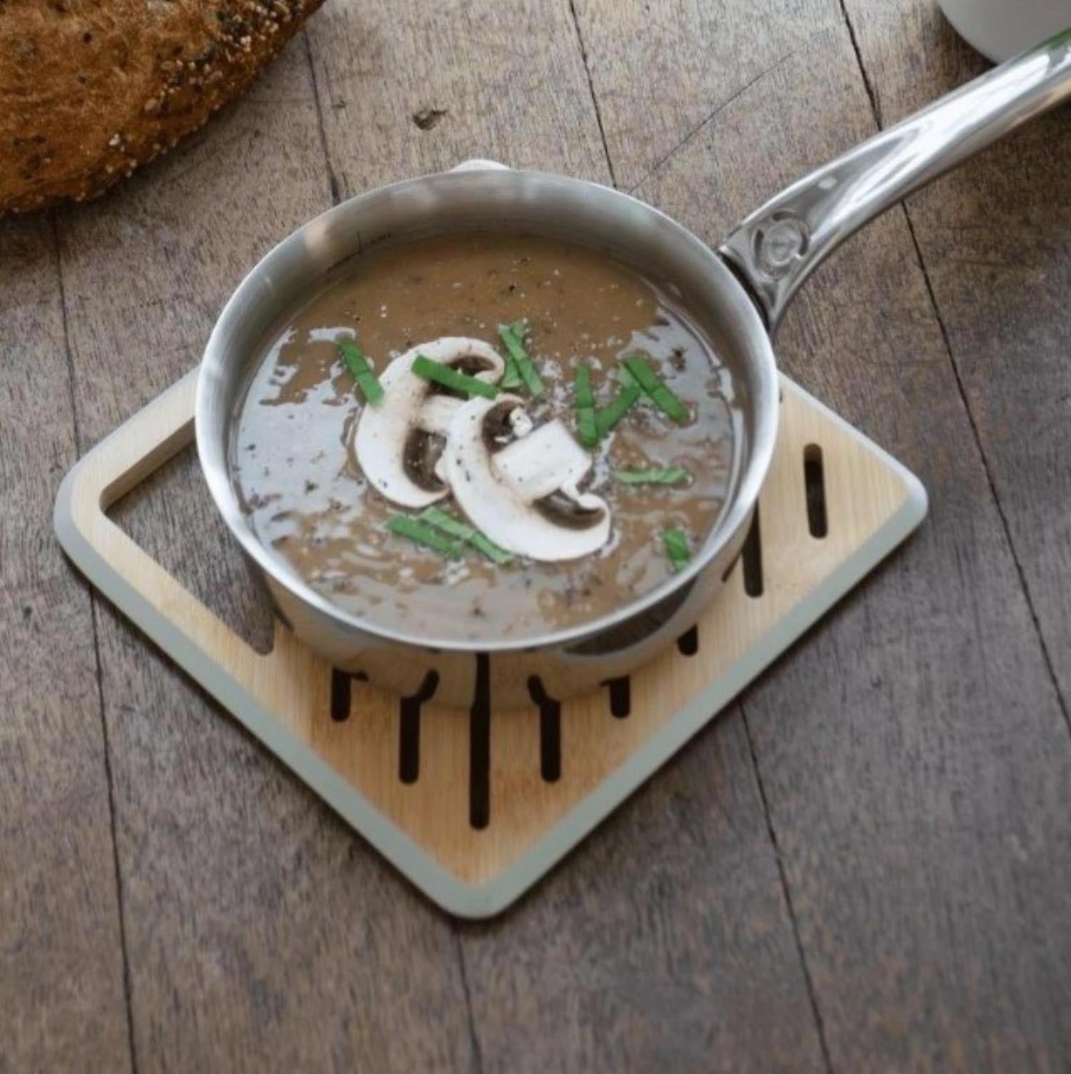 Eleganter Bambus-Untersetzer von Pebbly, 20x20cm, in Cream. Perfekt zum Schutz von Oberflächen und als stilvolles Wohnaccessoire.