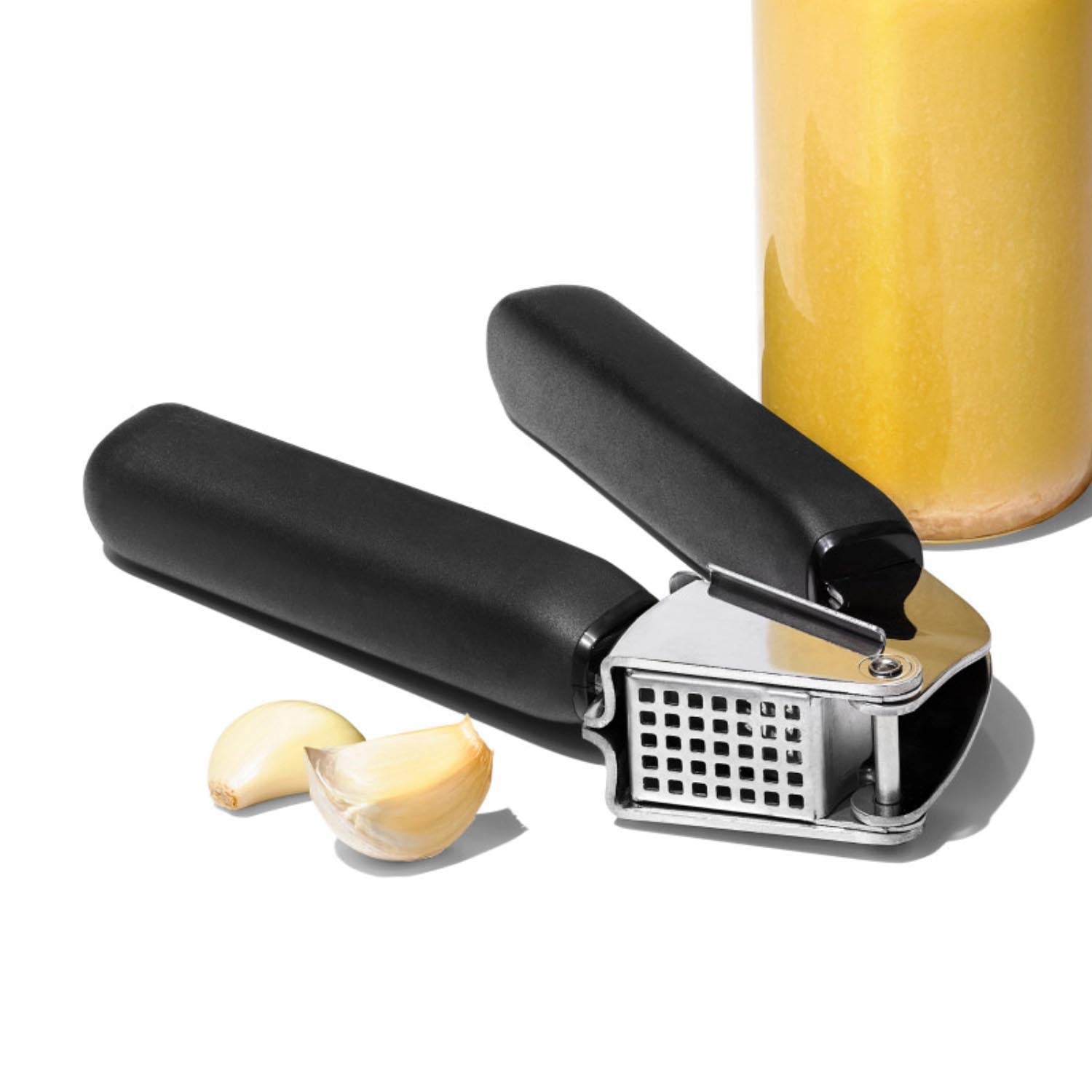 Die OXO Good Grips Knoblauchpresse überzeugt durch ergonomisches Design, einfache Handhabung und mühelose Reinigung.