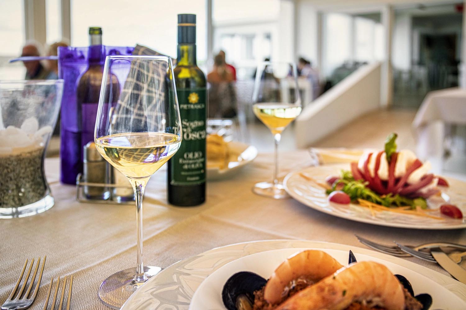 6er Set Weissweinkelche STARlight von Stölzle, 22,5 cm hoch, 41 cl, perfekt für eleganten Weissweingenuss und stilvolle Tischdekoration.