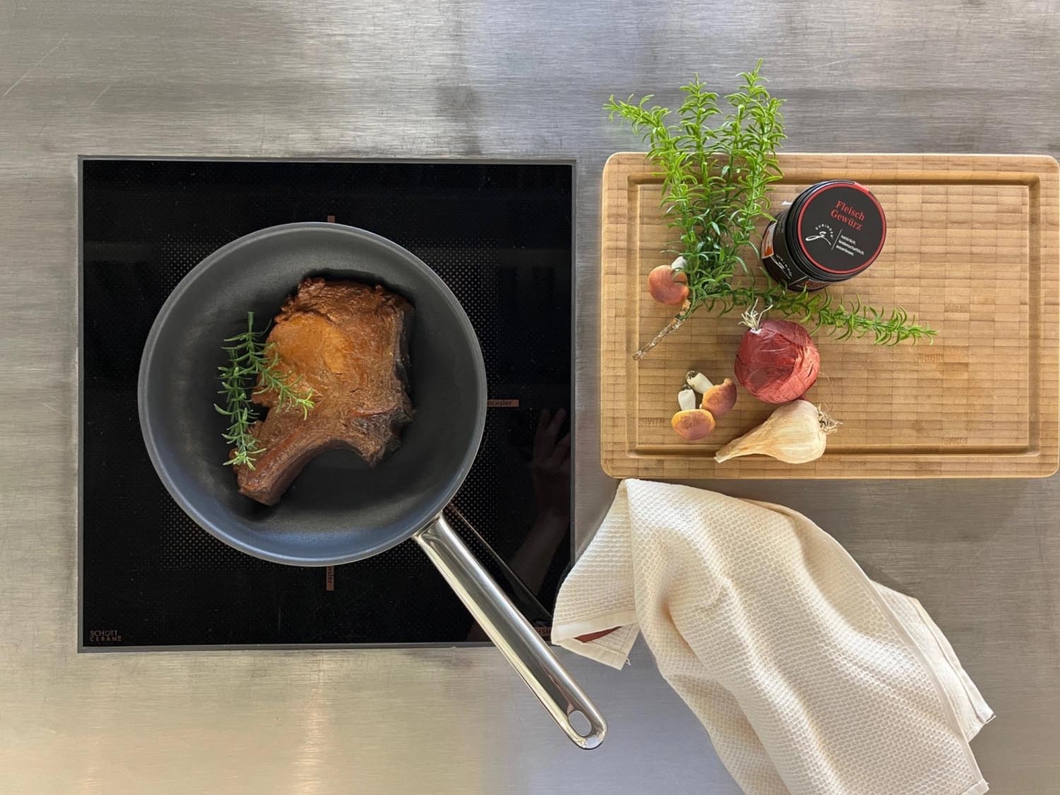 Die Demeyere Resto 3 Duraslide Bratpfanne 28cm bietet langlebige Antihaftbeschichtung und optimale Wärmeverteilung für perfektes Braten.