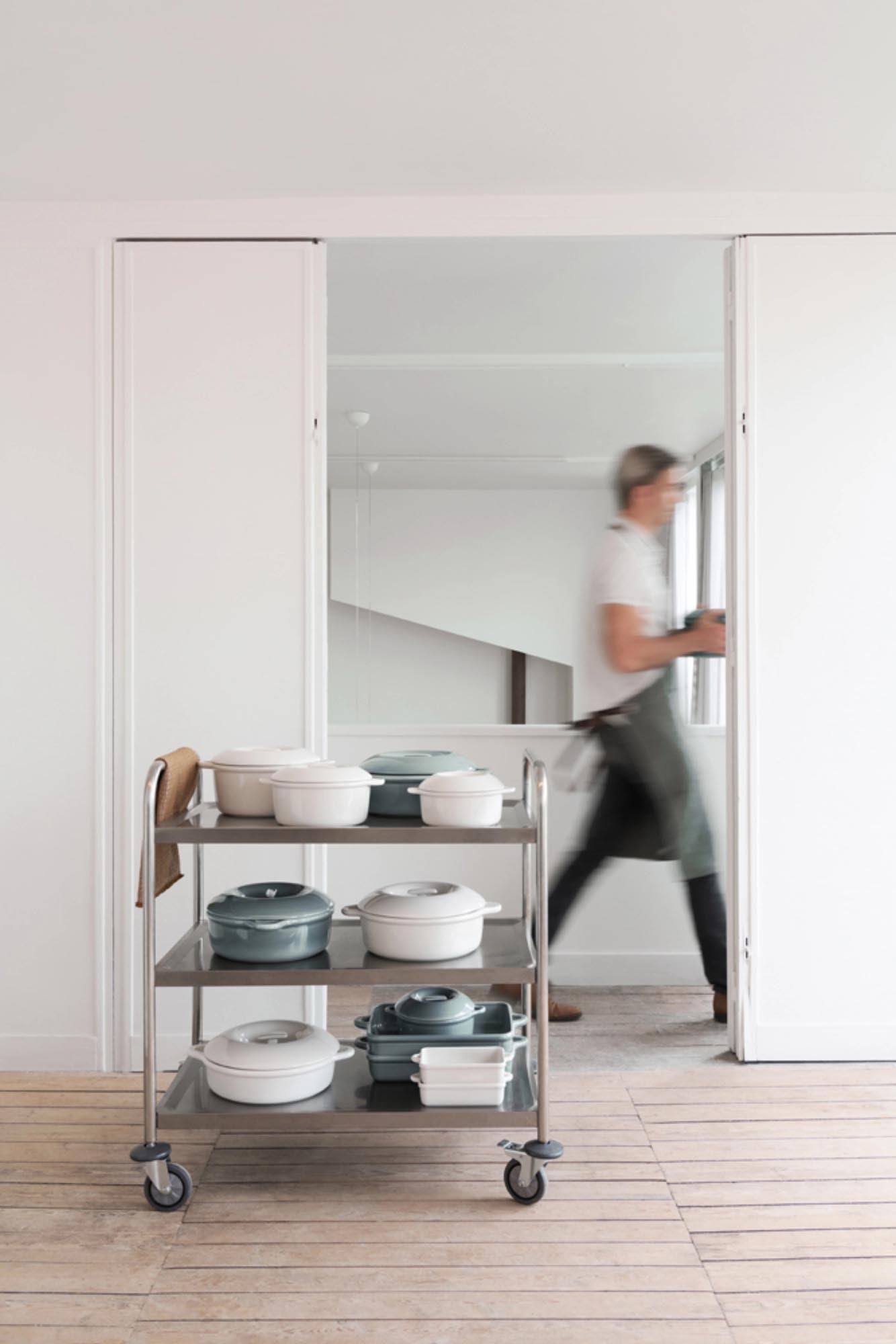 Stilvolle Induktionskasserolle D29cm in Wolkengrau von Revol, perfekt für modernes Kochen, inklusive passendem Deckel.