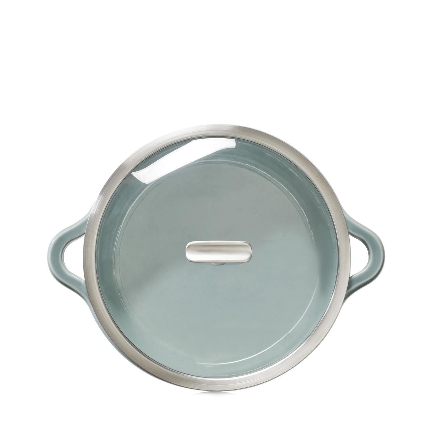 Elegante Induktionskasserolle D29cm in Wolkengrau mit Glasdeckel von Revol, ideal für stilvolles Kochen und Servieren.