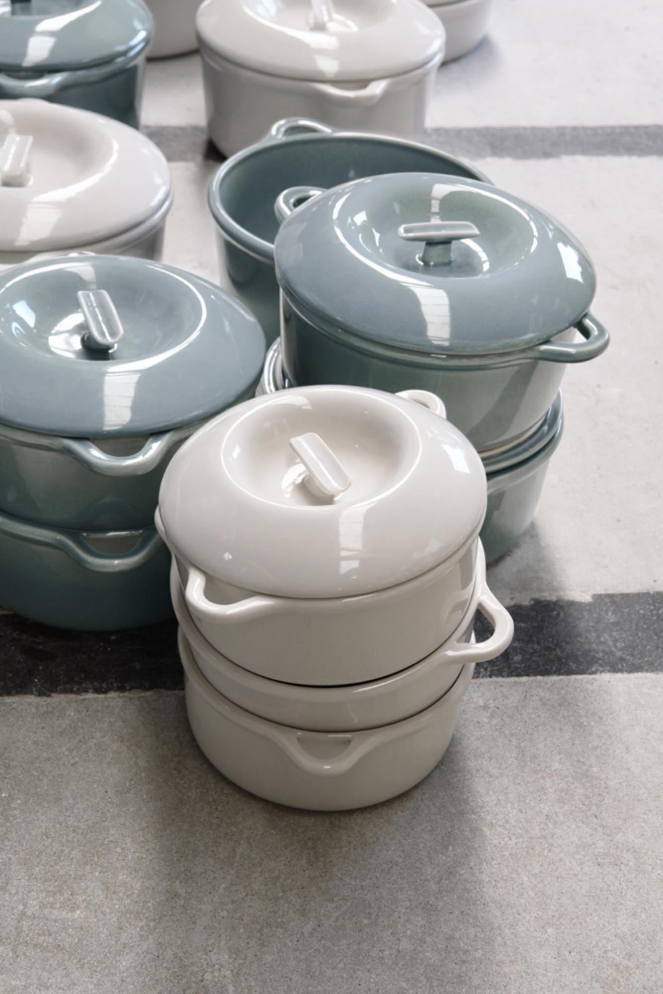 Stilvolle Induktionskasserolle D26cm in Alabasterweiss von Revol, perfekt für elegantes Kochen, mit passendem Deckel.