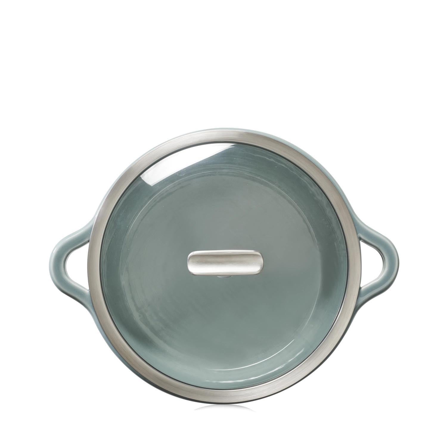 Elegante Induktionskasserolle D26cm in Wolkengrau mit Glasdeckel von Revol, ideal für stilvolles Kochen und Servieren.