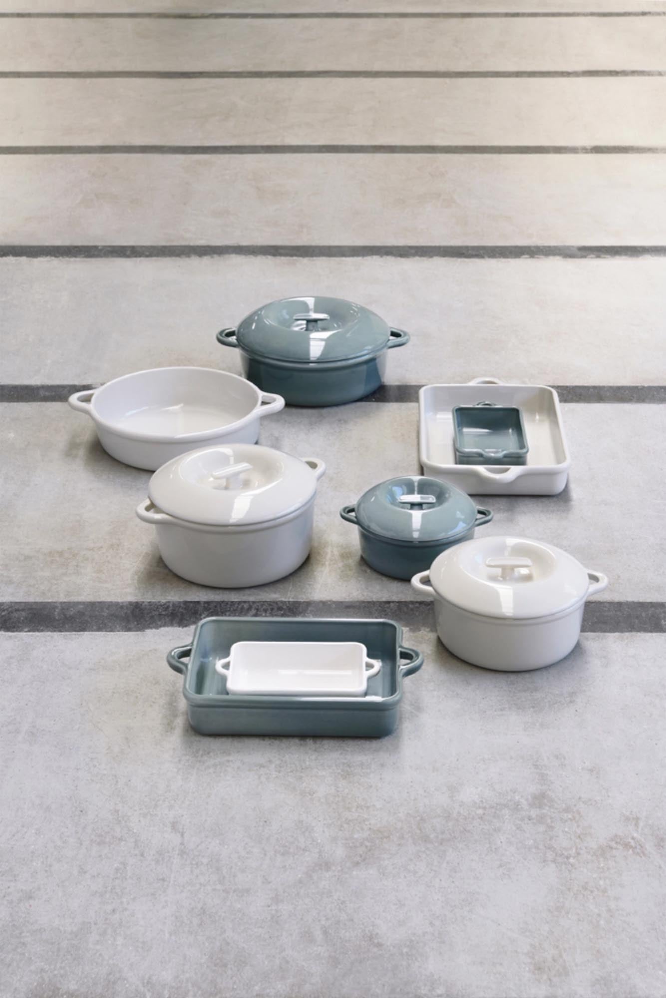 Stilvolle Induktionskasserolle D31cm in Wolkengrau von Revol, perfekt für modernes Kochen, inklusive passendem Deckel.