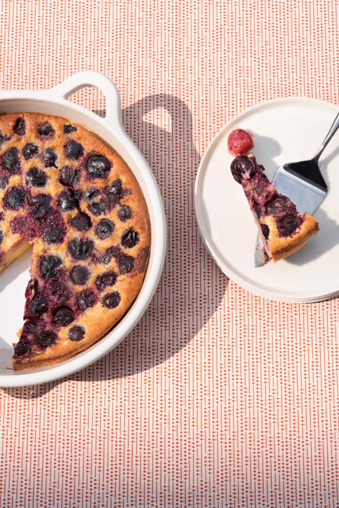 Elegante runde Auflaufform (31 cm) in Alabasterweiss von Revol, ideal für stilvolles Kochen und Servieren.