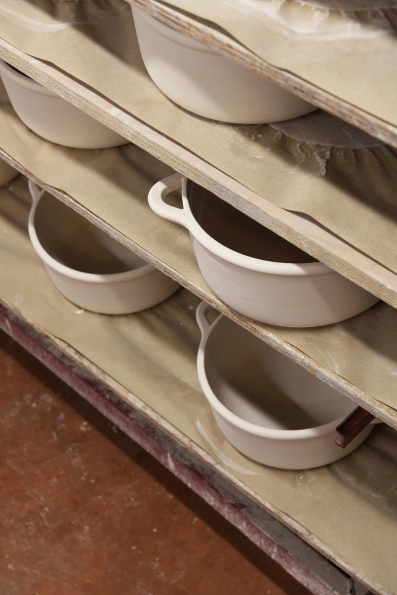 Elegante Ofenkasserolle D22cm in Alabasterweiss von Revol, ideal für stilvolles Kochen und Servieren, inklusive passendem Deckel.