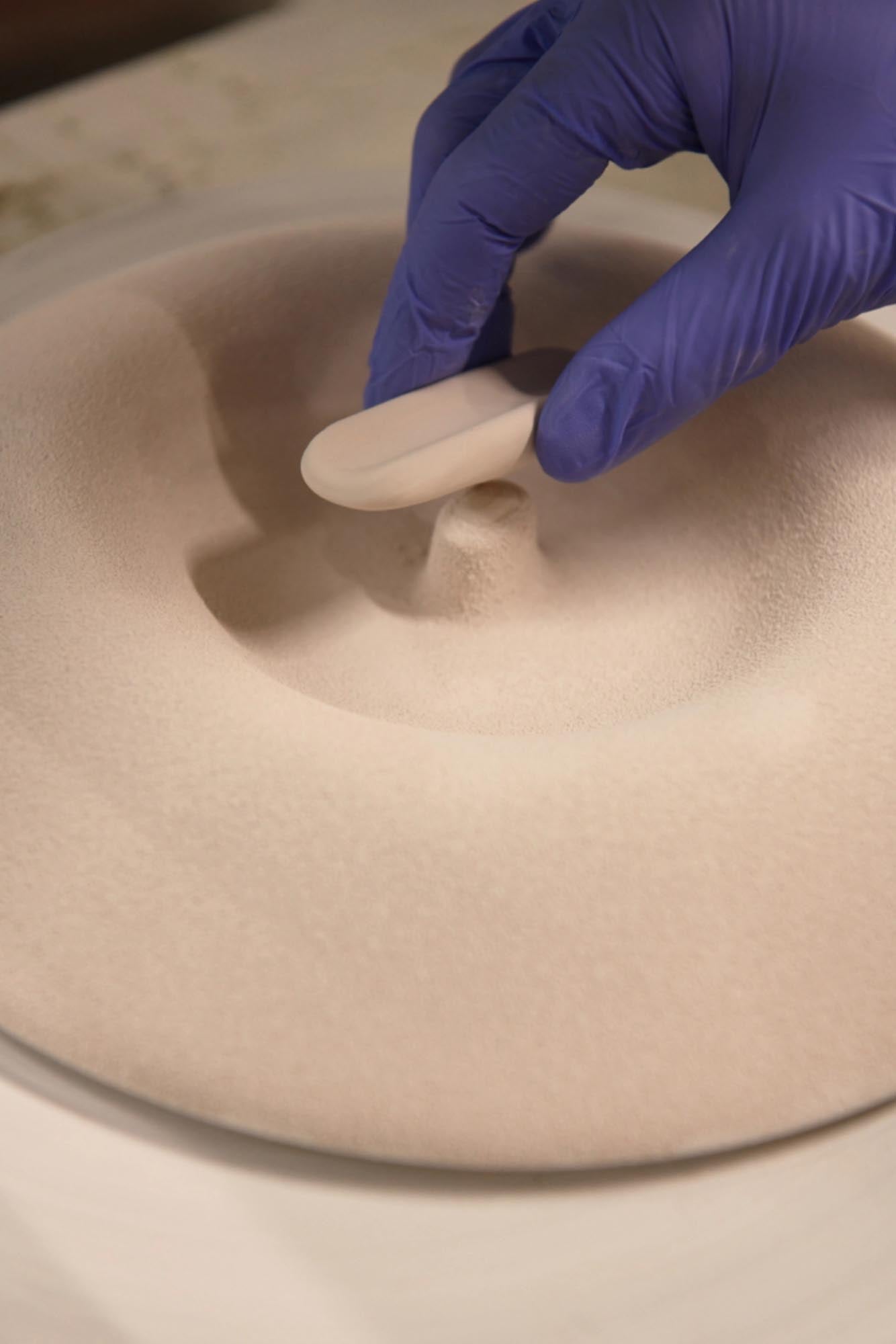 Elegante Ofenkasserolle D22cm in Alabasterweiss von Revol, ideal für stilvolles Kochen und Servieren, inklusive passendem Deckel.