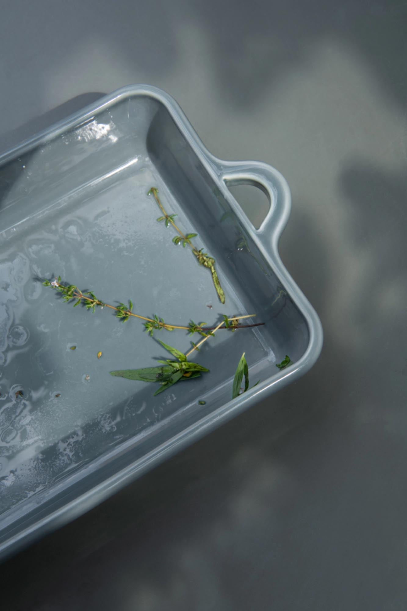 Elegante Auflaufform von Revol in Wolkengrau, 29x21x7cm, ideal für stilvolles Servieren und Backen, hochwertig und langlebig.