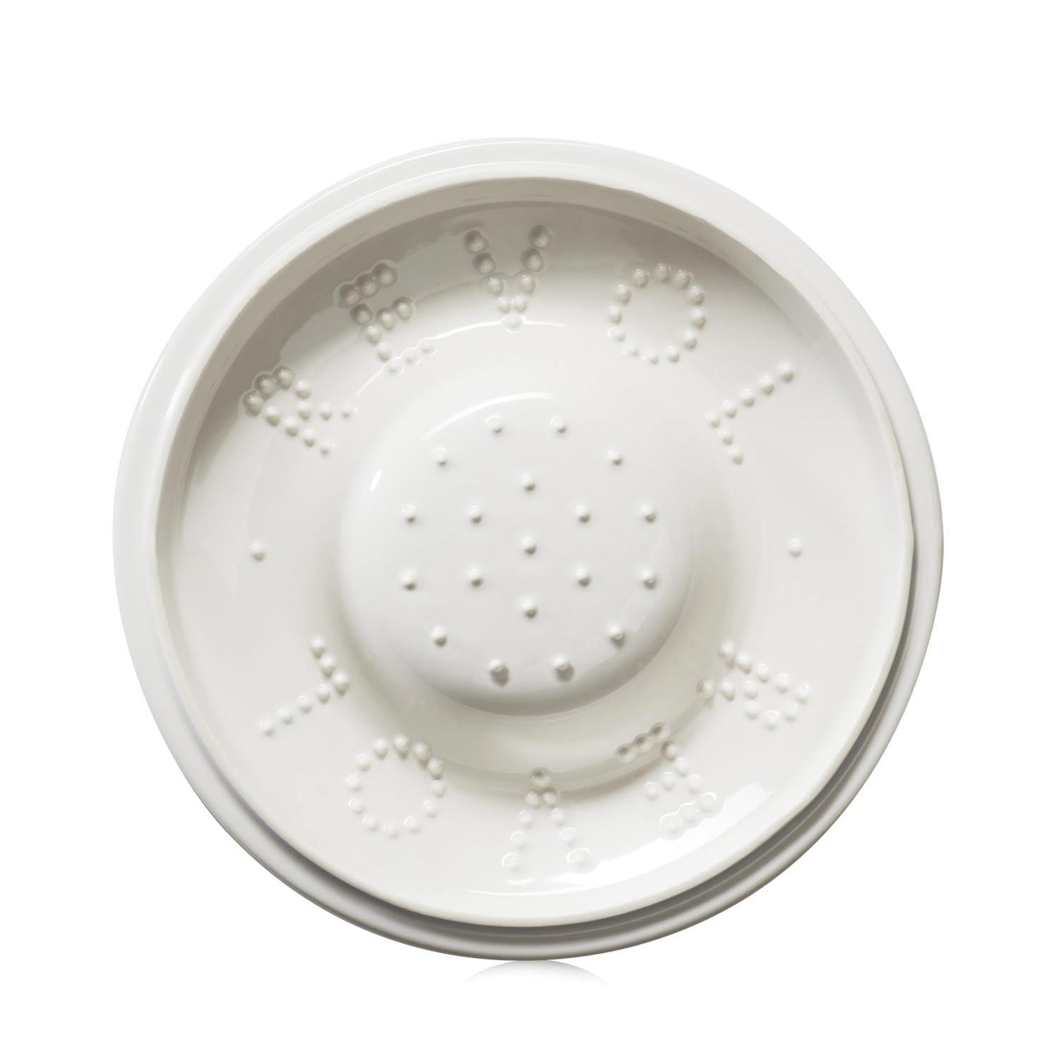 Eleganter Porzellandeckel D26cm in Alabasterweiss von Revol, passend für Kasserollen, stilvoll und funktional.