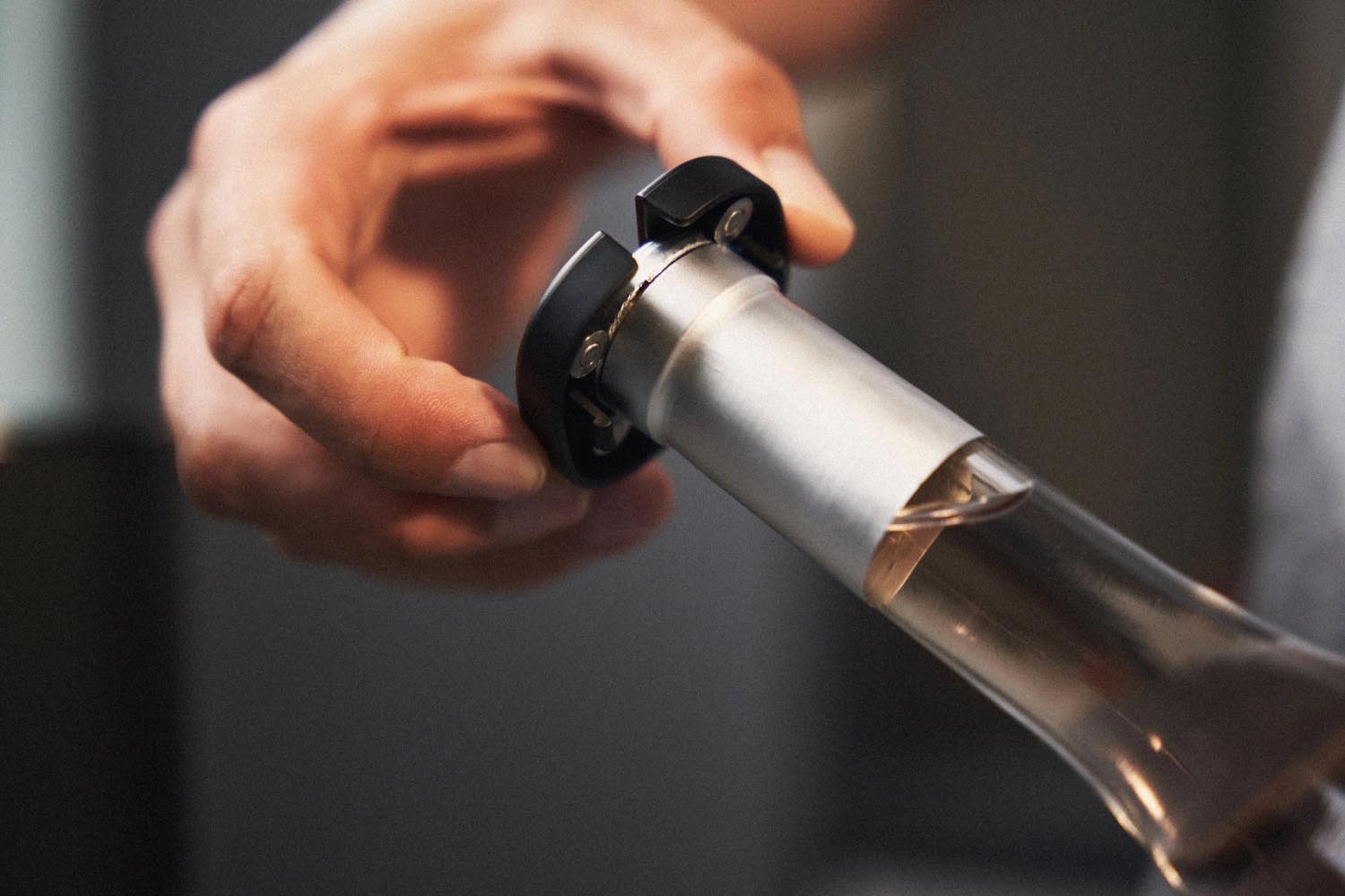 Eleganter schwarzer Weinöffner von Zwilling, elektrisch, ideal für müheloses und schnelles Entkorken von Weinflaschen.