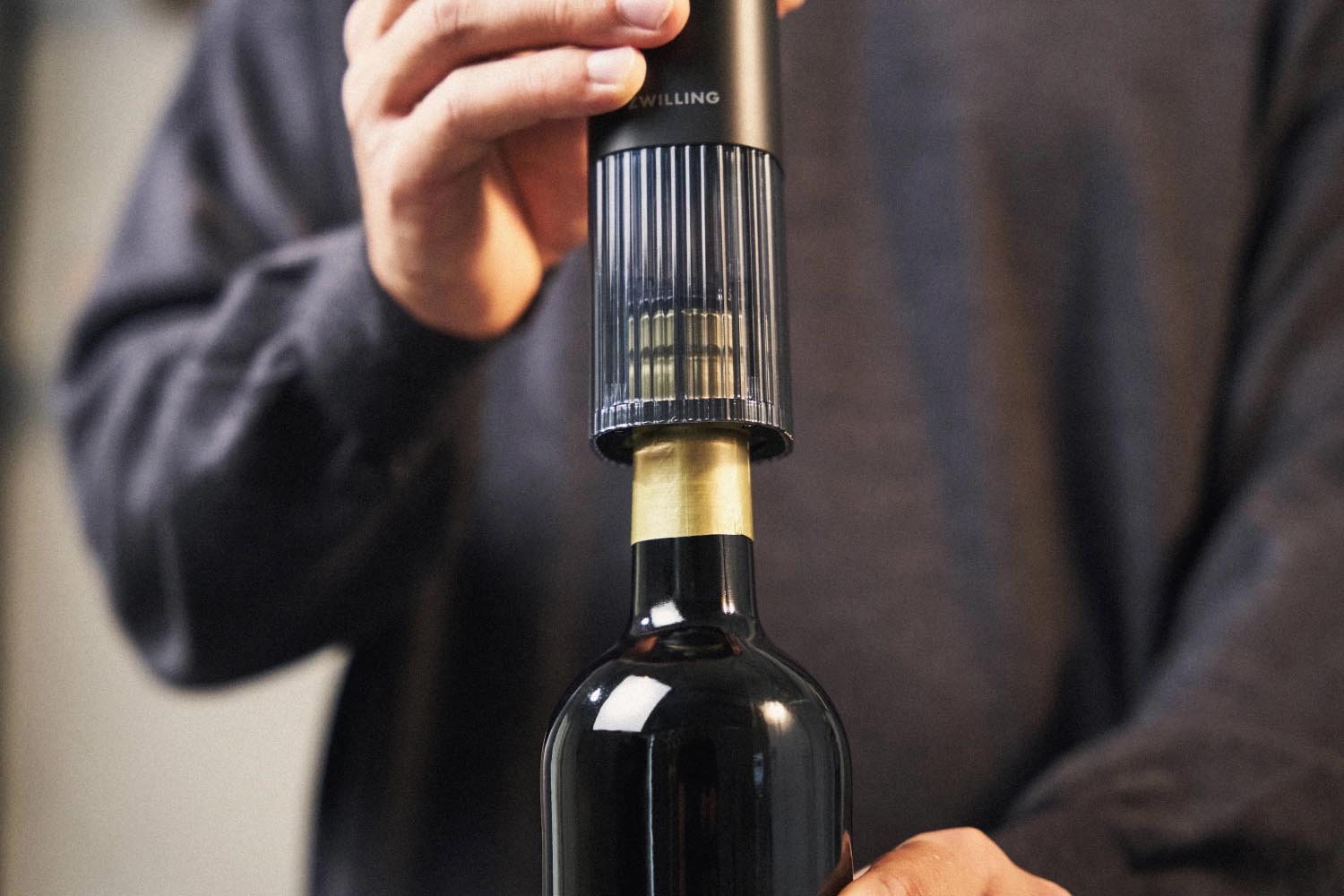 Stilvoller elektrischer Weinöffner von Zwilling in Schwarz, perfekt für einfaches und schnelles Öffnen von Weinflaschen.