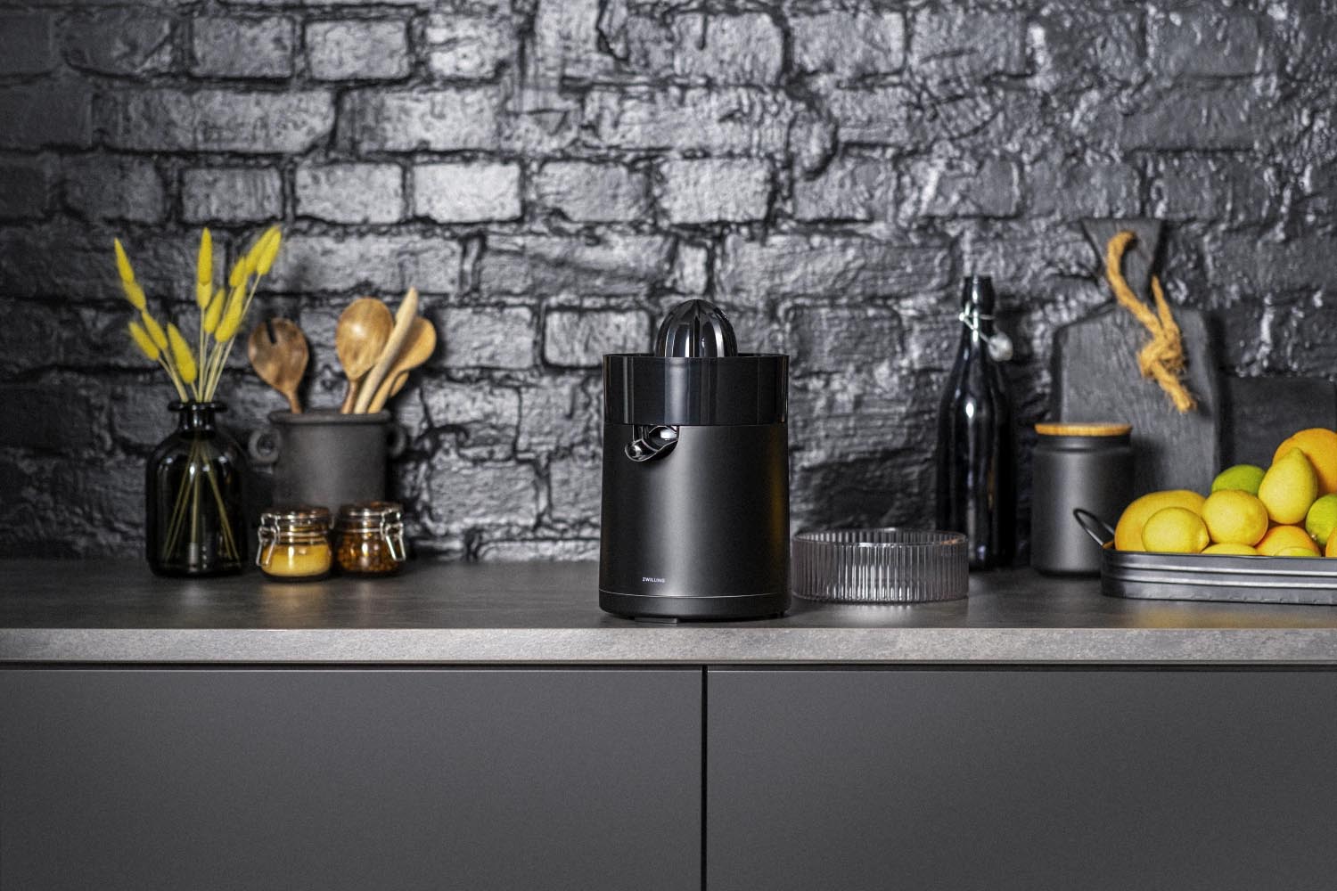 Elegante schwarze Zitruspresse von Zwilling, ideal für frischen Saft. Kompakt, leistungsstark und einfach zu reinigen.