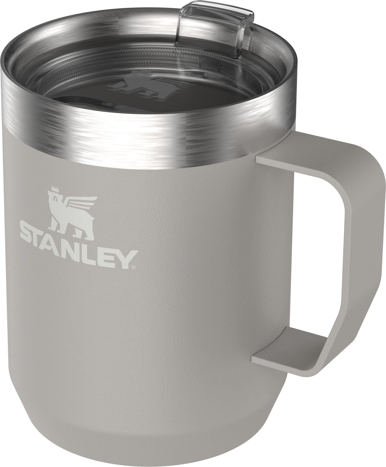 Robuster Stanley Camp Mug 0.23l in Ash, ideal für Outdoor-Abenteuer. Hält Getränke warm oder kalt, langlebig und stilvoll.