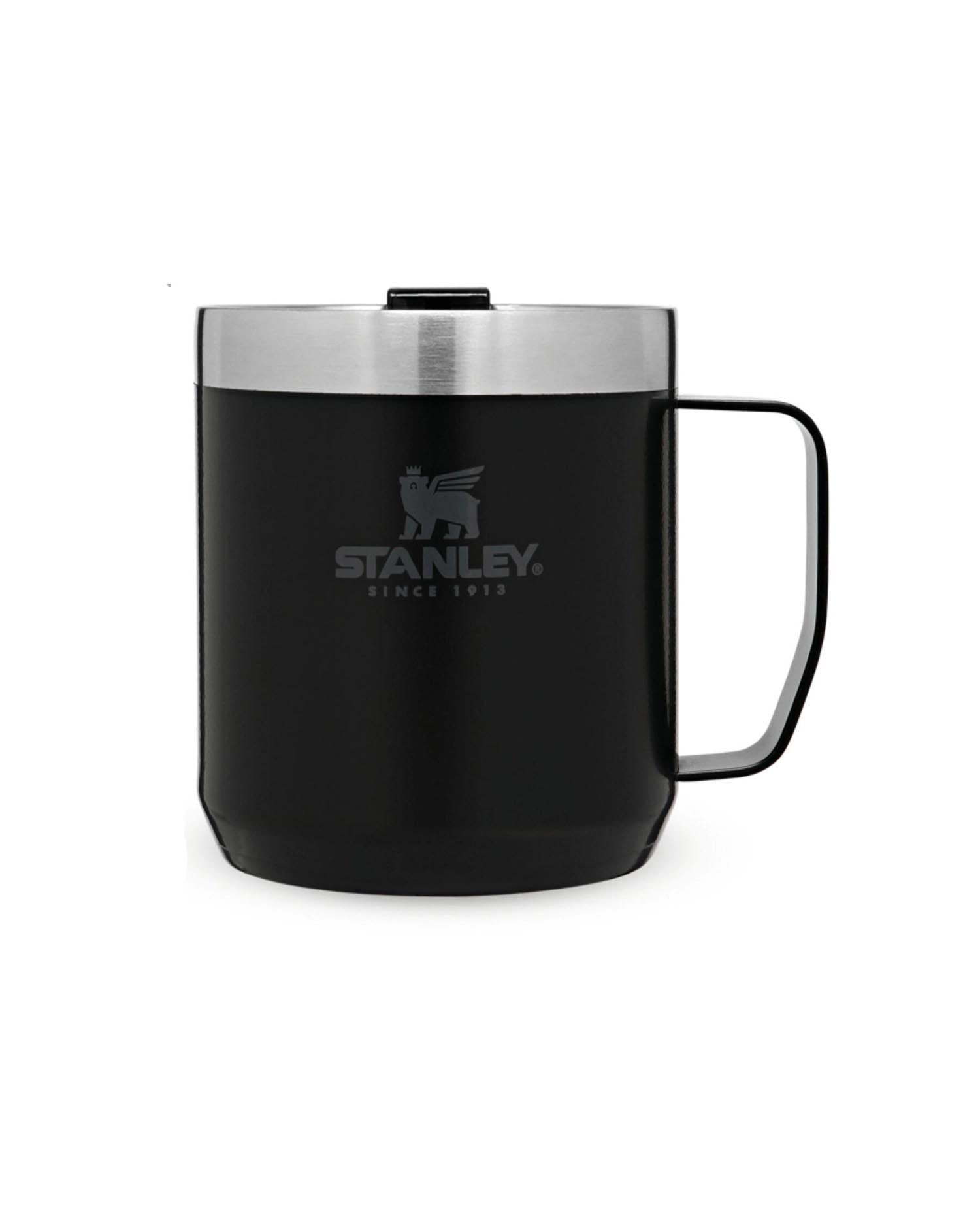 Everyday Camp Mug 0.35l matte black pebble in Schwarz präsentiert im Onlineshop von KAQTU Design AG. Trinkflasche ist von Stanley