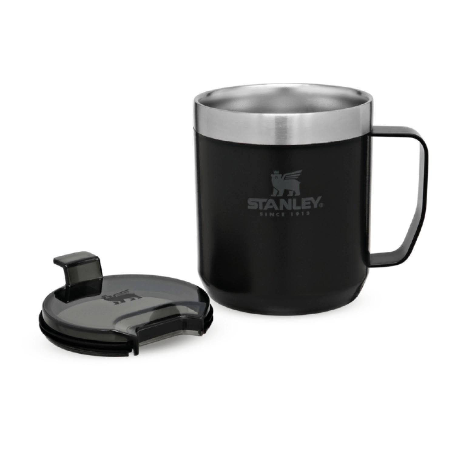 Die Stanley Camp Mug 0.35l in matte black pebble ist eine langlebige, isolierte Tasse, ideal für Outdoor und Alltag.