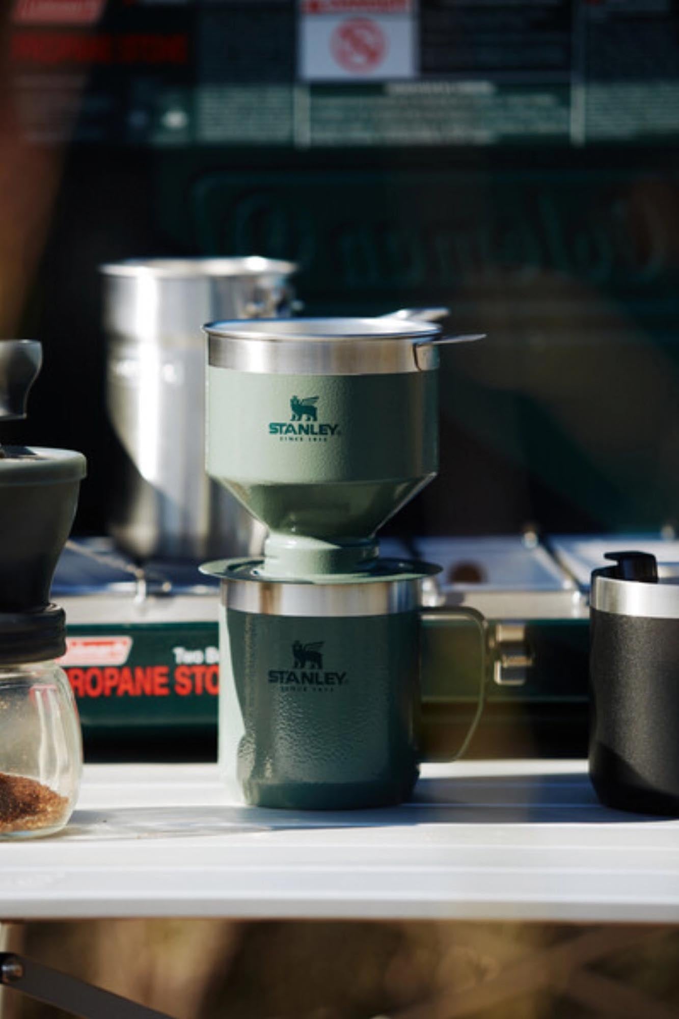 Stanley Everyday Camp Mug 0.35l in Hammertone Green, perfekt für Outdoor-Fans, hält Getränke warm oder kalt, langlebig und funktional.