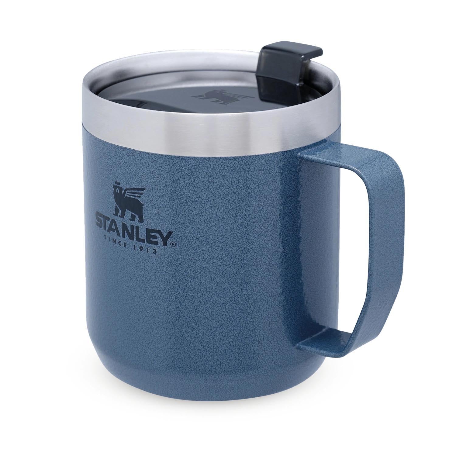 Robuster Stanley Camp Mug 0.35l in Hammertone Lake, ideal für Outdoor-Abenteuer, langlebig und stilvoll für jeden Tag.