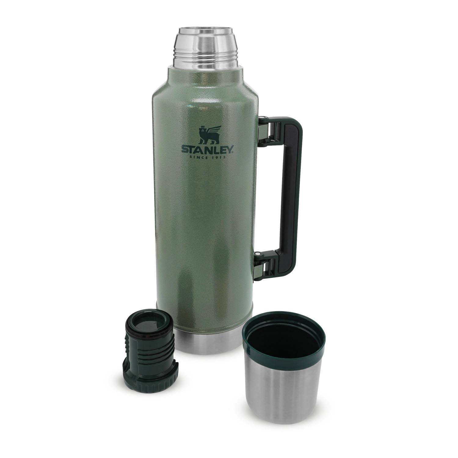 Legendary Classic Flasche 1.9l hammertone green in Grün präsentiert im Onlineshop von KAQTU Design AG. Trinkflasche ist von Stanley