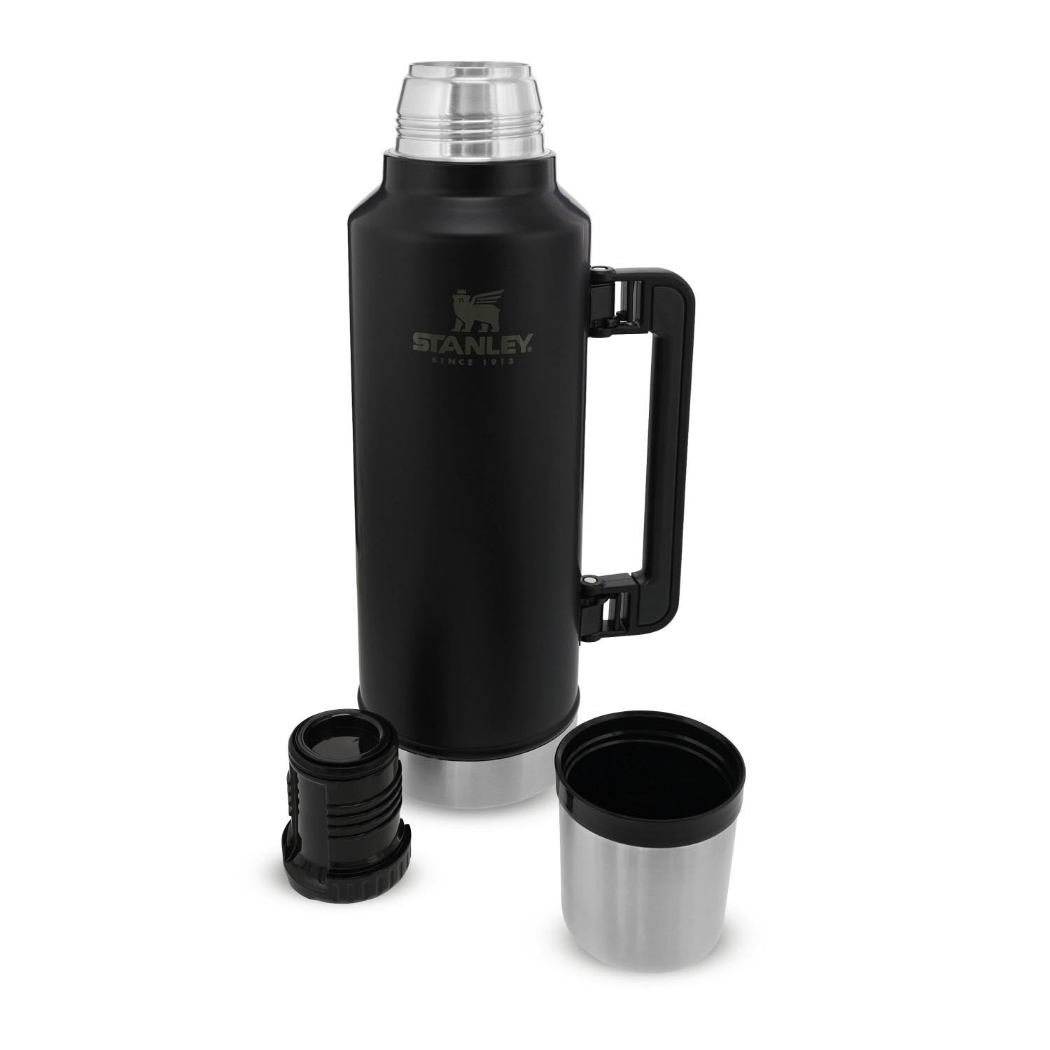 Legendary Classic Flasche 1.9l matte black pebble in Schwarz präsentiert im Onlineshop von KAQTU Design AG. Trinkflasche ist von Stanley