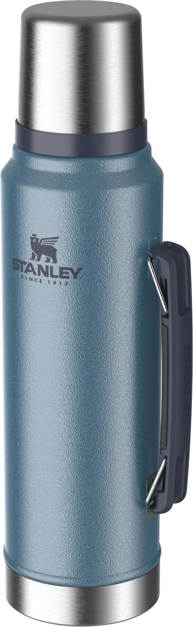 Die Stanley Legendary Classic 1.0L Flasche in Hammertone Lake ist robust, isoliert und ideal für Outdoor-Abenteuer.