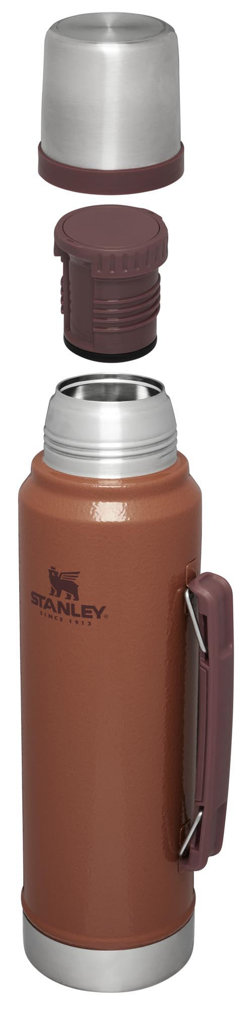 Die Stanley Legendary Classic 1.0l Flasche in Hammertone Clay bietet langlebige Isolierung, perfekt für Outdoor und Abenteuer.
