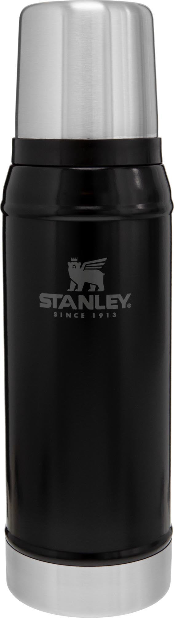 Legendary Classic Flasche 0.75l matte black pebble in Schwarz präsentiert im Onlineshop von KAQTU Design AG. Trinkflasche ist von Stanley