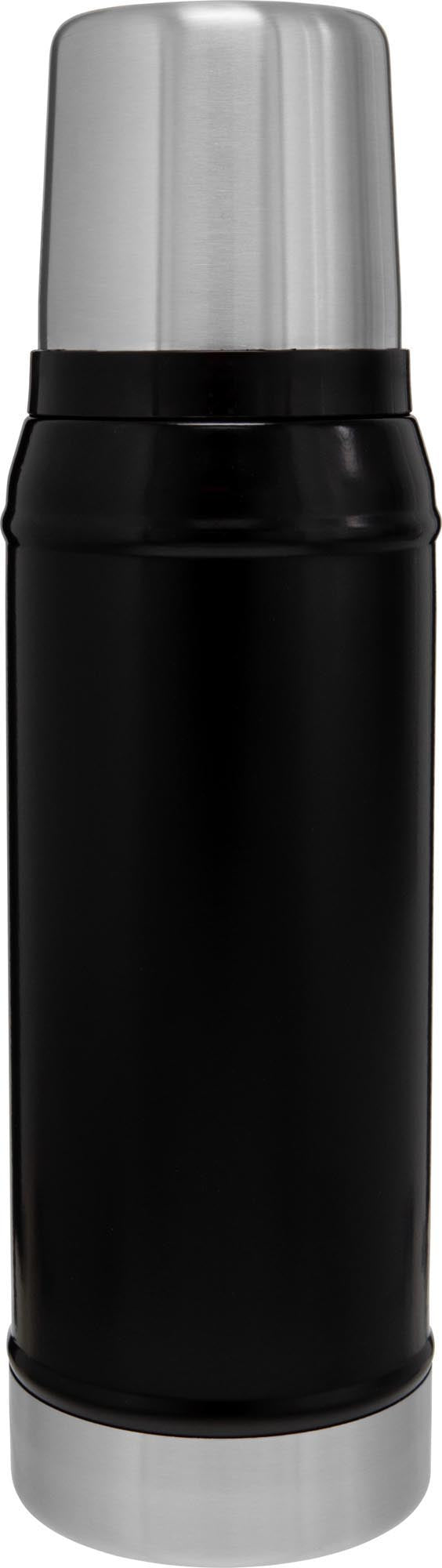 Die Stanley Legendary Classic 0.75l Flasche in mattem Schwarz ist robust, stilvoll und hält Getränke stundenlang heiss oder kalt.