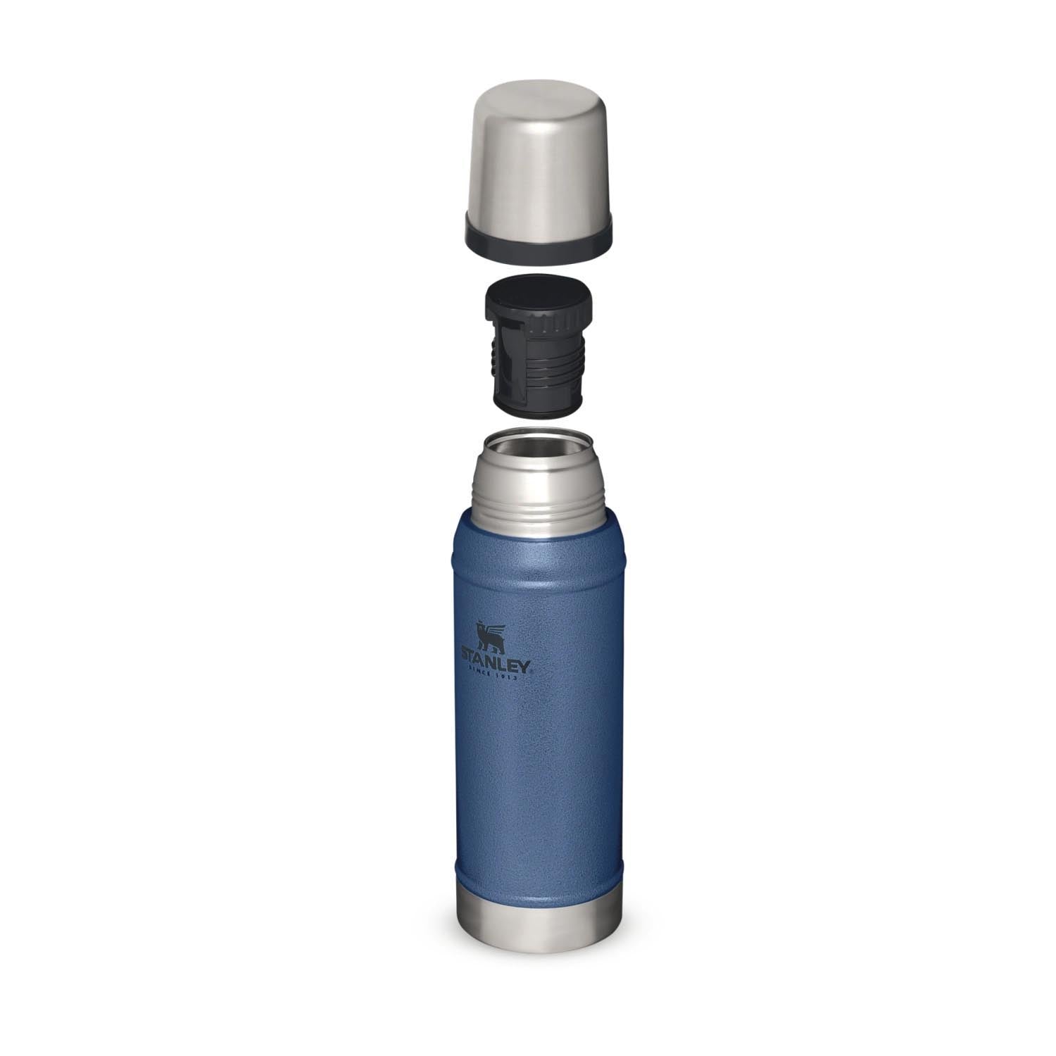 Die Stanley Legendary Classic 0.75l Flasche in Hammertone Lake ist robust, isoliert und ideal für Outdoor-Abenteuer.