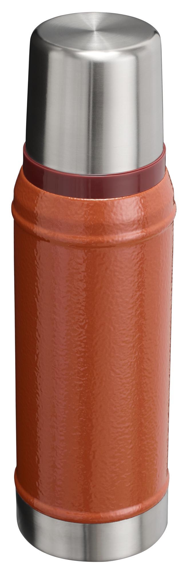 Die Stanley Legendary Classic 0.75l Flasche in Hammertone Clay ist robust, isolierend und ideal für Outdoor-Abenteuer.