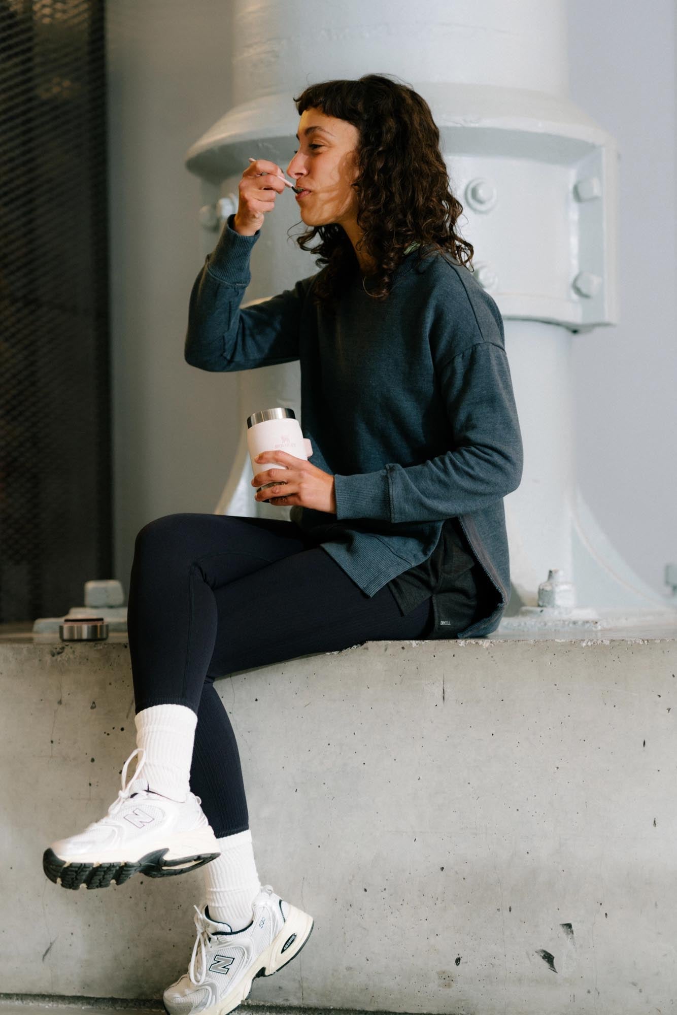 Der Stanley Legendary Food Jar 0.4l in Rose Quartz mit Spork ist ideal für unterwegs, hält Speisen warm oder kalt und ist robust und stilvoll.