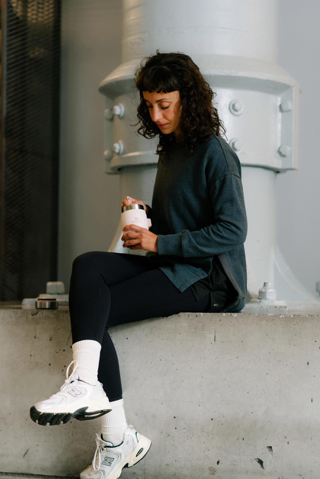 Der Stanley Legendary Food Jar 0.4l in Rose Quartz mit Spork ist perfekt für unterwegs, hält Speisen warm oder kalt und ist langlebig und elegant.