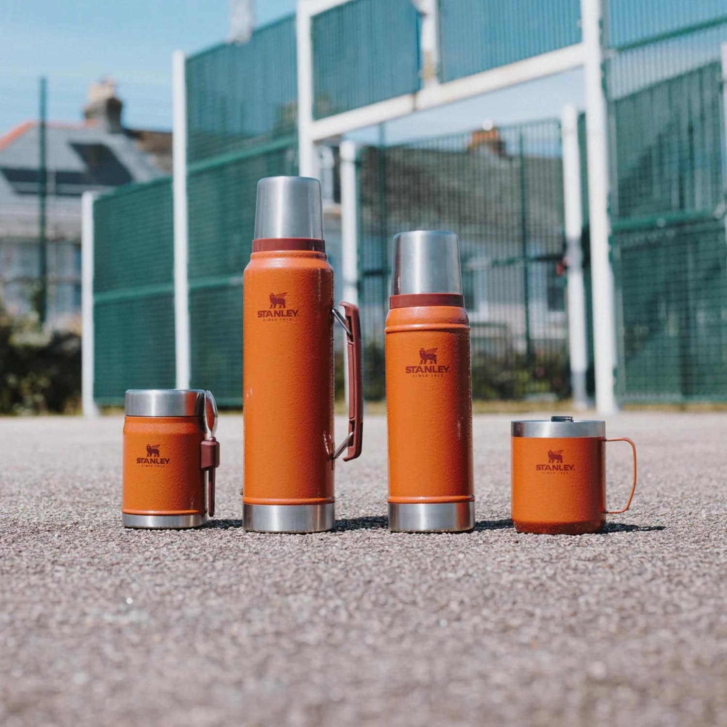 Der Stanley Legendary Food Jar 0.4l in Hammertone Clay hält Speisen warm oder kalt, mit Spork, ideal für Outdoor-Abenteuer und Reisen.