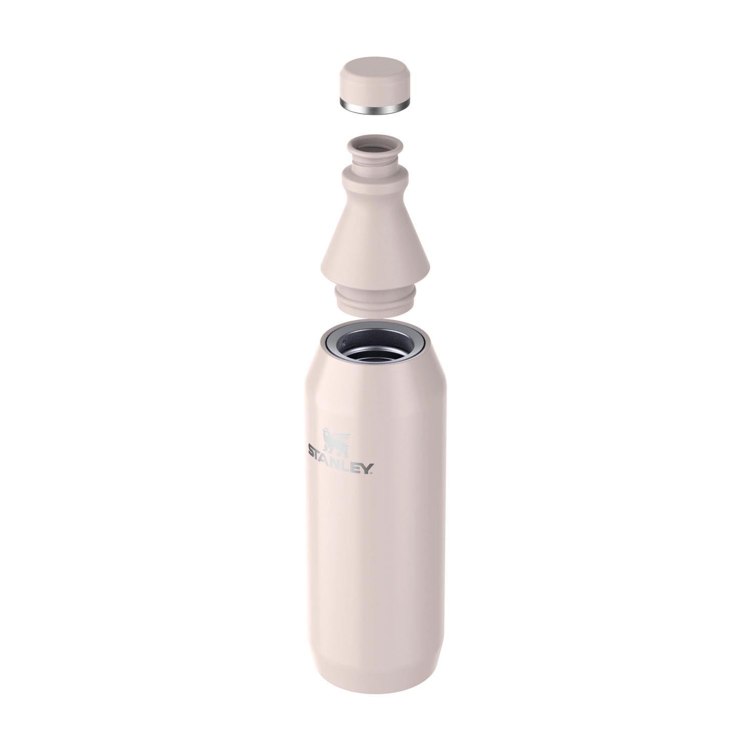Die Stanley All Day Slim Flasche 0.6l in Rose Quartz Gloss vereint Stil und Funktionalität, ideal für den täglichen Gebrauch unterwegs.
