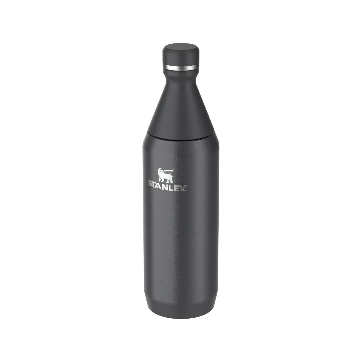 Die Stanley All Day Slim Flasche 0.6l in Black Gloss ist eine stilvolle, robuste und praktische Trinkflasche für den täglichen Gebrauch.