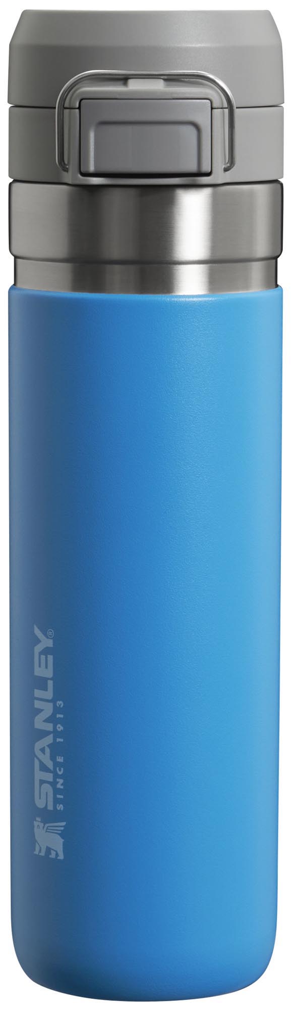 Quick-Flip Wasserflasche 0.7l azure in Blau präsentiert im Onlineshop von KAQTU Design AG. Trinkflasche ist von Stanley
