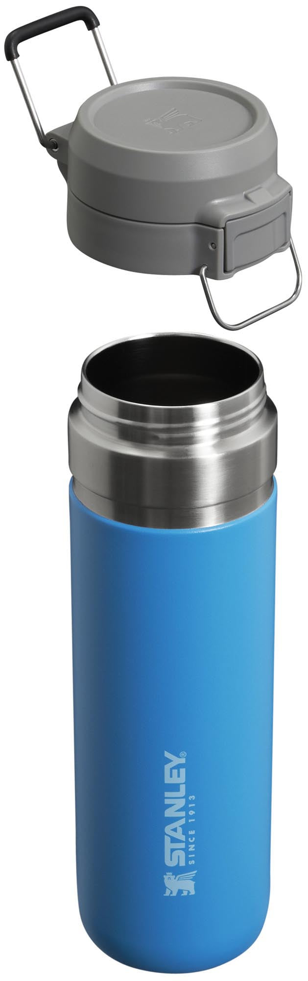 Die Stanley Quick-Flip 0.7l Wasserflasche in Azure ist langlebig, auslaufsicher und ideal für Outdoor-Abenteuer und sportliche Aktivitäten.