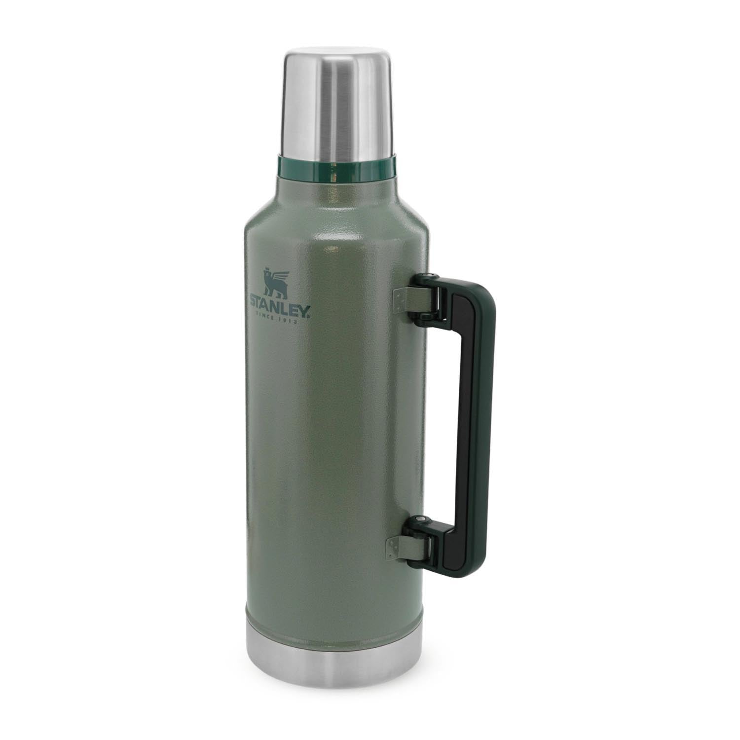 Die Stanley Legendary Classic Flasche 2.3L in Hammertone Green bietet robuste Isolierung und zeitloses Design für unterwegs.