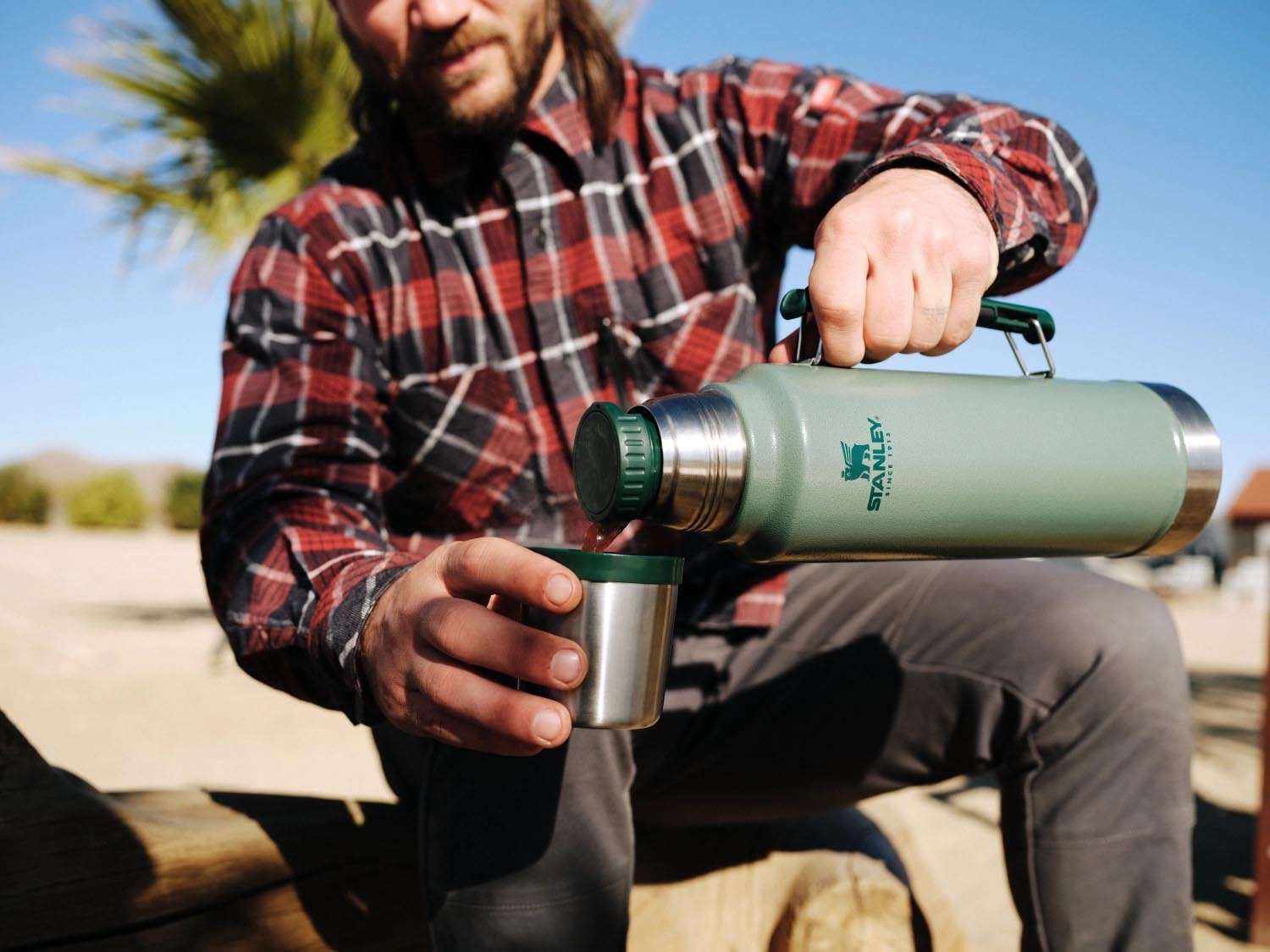 Die Stanley Legendary Classic 2.3L Flasche in Hammertone Green kombiniert langlebige Isolierung mit klassischem Stil für Abenteuer.