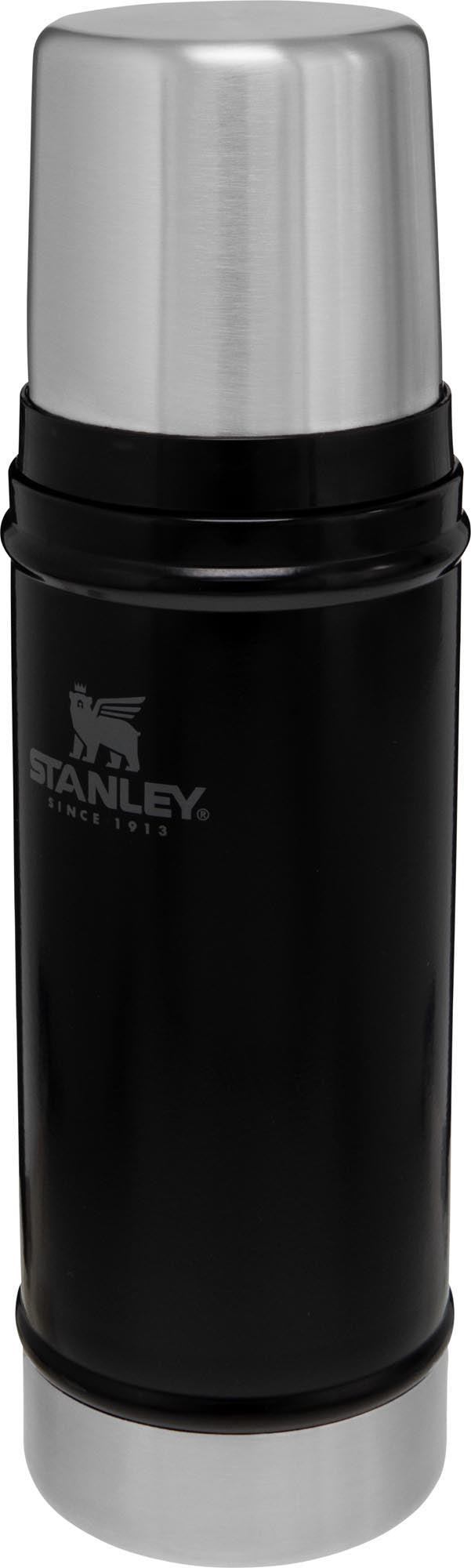 Die Stanley Legendary Classic Flasche 0.47l in mattem Schwarz ist robust, stilvoll und ideal für unterwegs.
