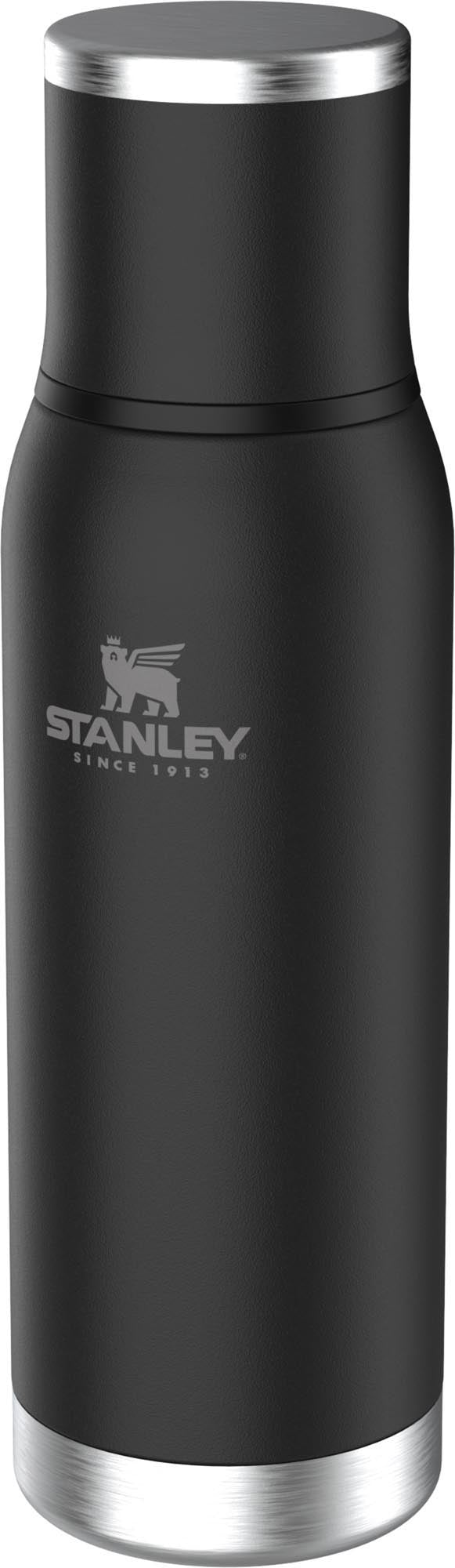 Die Stanley Adventure To-Go Flasche 0.75l in Schwarz ist robust, auslaufsicher und ideal für unterwegs. Perfekt für Abenteuer und Alltag.
