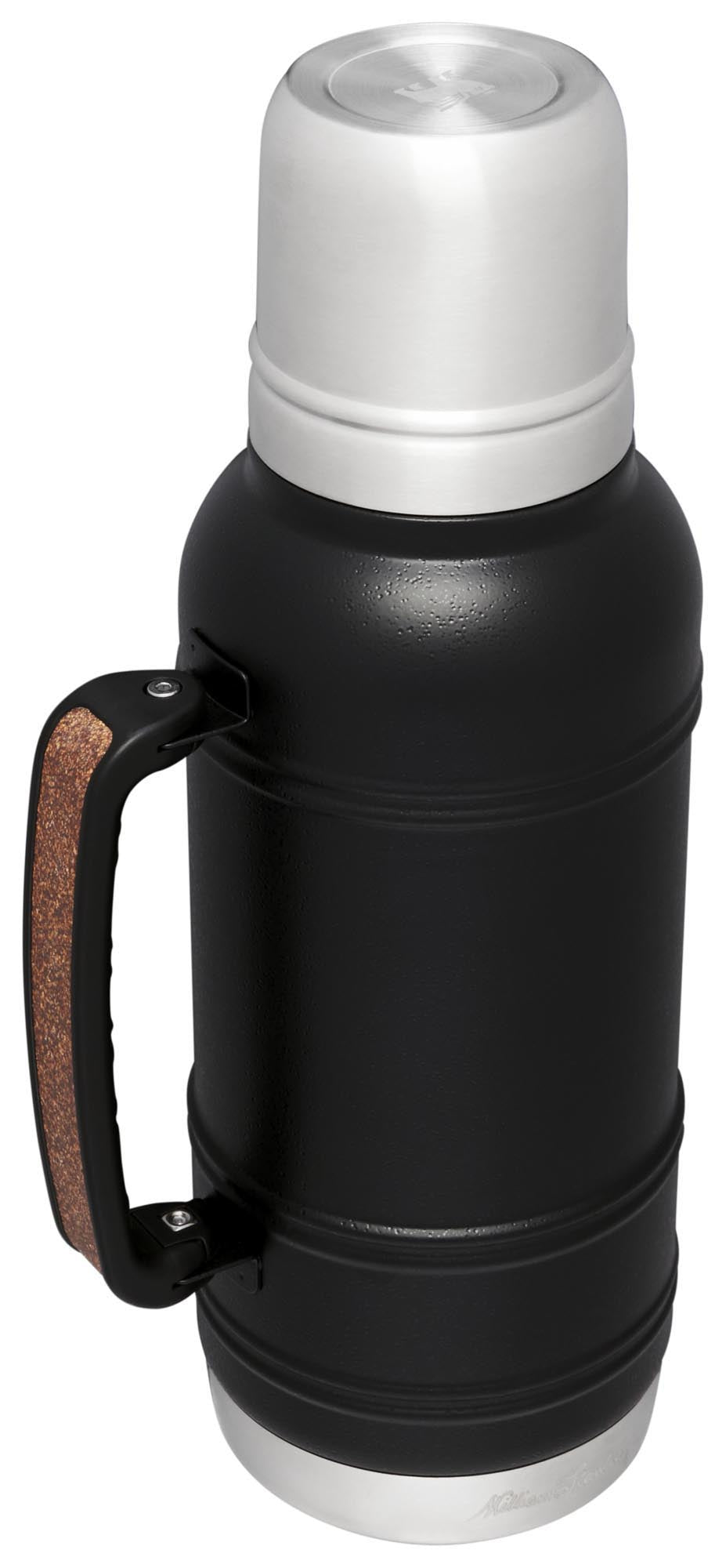 Die Stanley Artisan Thermosflasche 1.4L in Black Moon hält Getränke stundenlang heiss oder kalt – robust, stilvoll und langlebig.