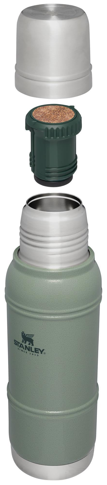 Die Stanley Artisan 1.0l Thermosflasche in Hammertone Green hält Getränke stilvoll warm oder kalt und ist ideal für unterwegs.
